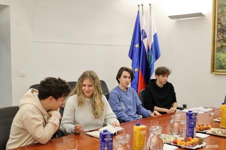 Dijaki GSŠRM o zaključkih na Mladinskem parlamentu Alpske konvencije (YPAC) (4)